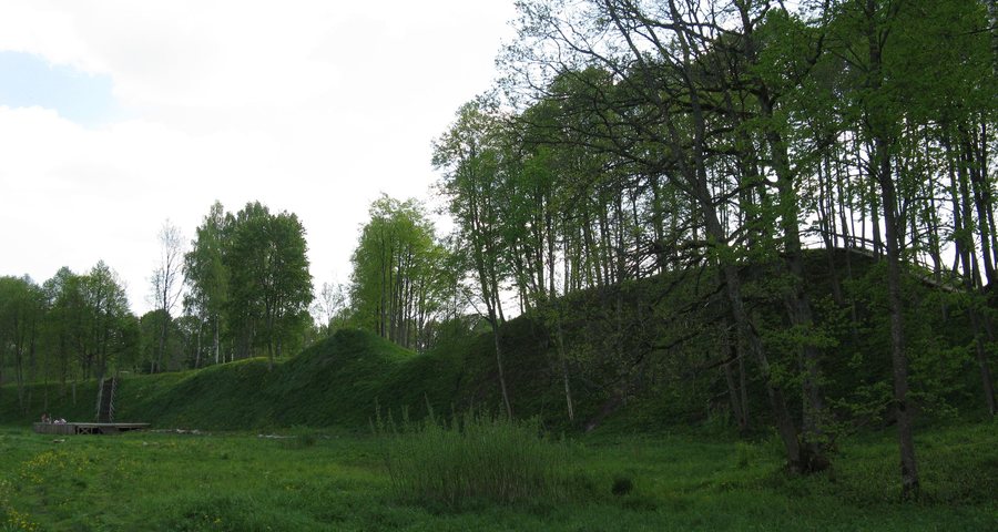 File:Molavenai Piliakalnis2.jpg