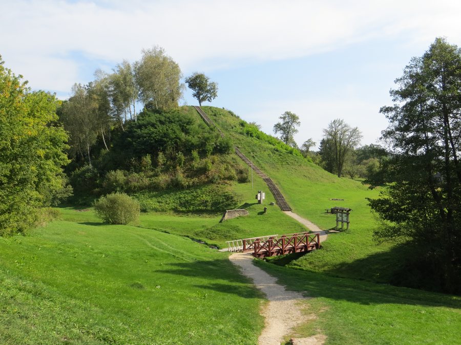 File:Merkinė Hillfort in Merkinė, Lithuania in 2014.jpg